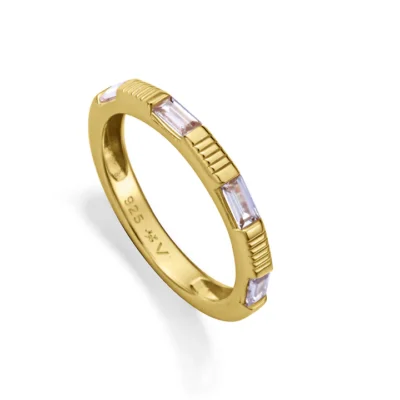 Sortija plata de ley bañada en oro con circonitas baguette blancas